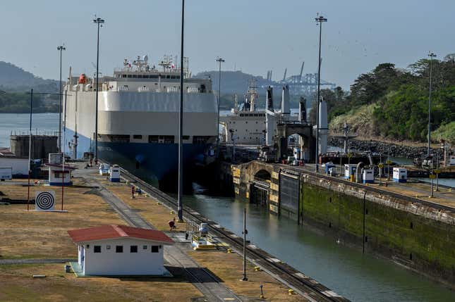 Ein großes Schiff fährt durch den Panamakanal. 